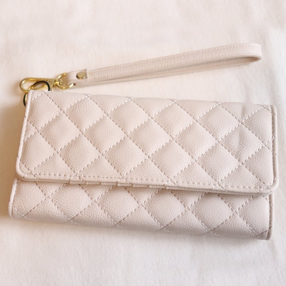 PRICE DROP • LIKE NEW • White Wristlet